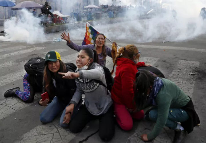 Seguidores del expresidente Evo Morales protestan en medio de gases lacrimógenos. Foto: AP.