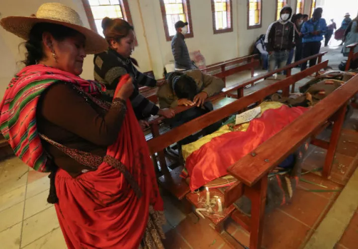 Velatorio de algunas de las víctimas fatales de los disturbios en el templo San Francisco de Asís, en El Alto (Bolivia). Fioto: EFE.