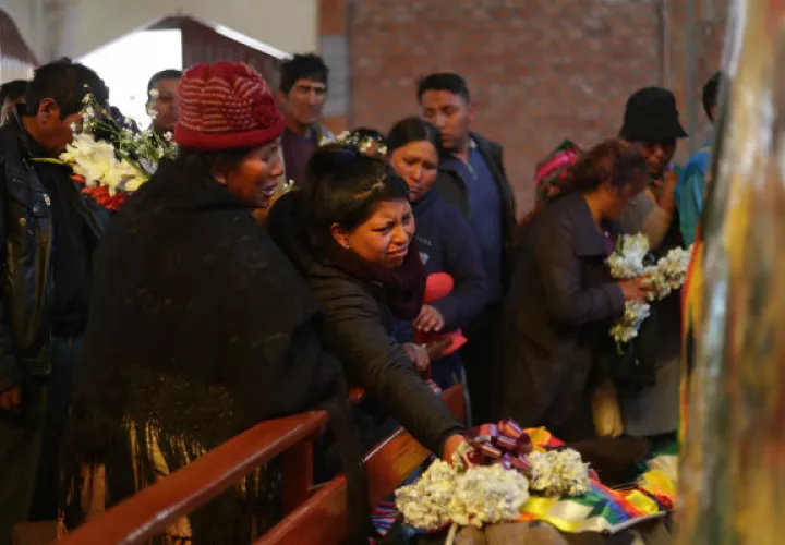 Velatorio de algunas de las víctimas fatales de los disturbios en el templo San Francisco de Asís, en El Alto (Bolivia). Fioto: EFE.