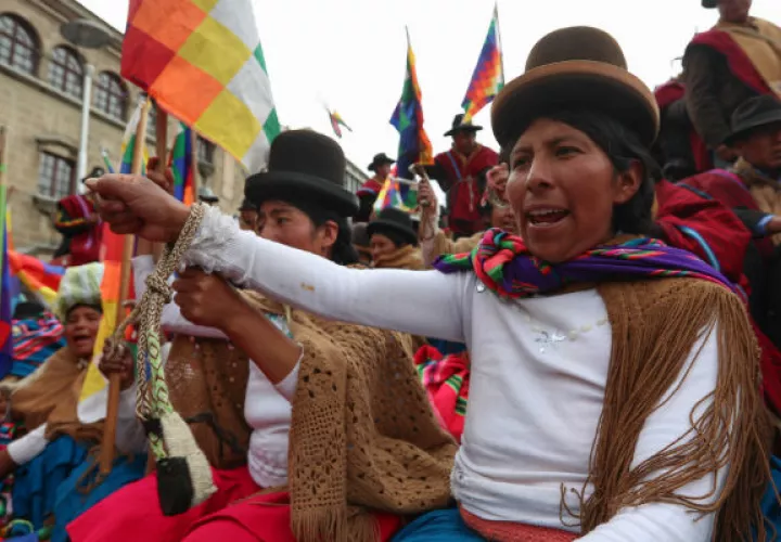 Cientos de simpatizantes del expresidente Evo Morales marchan en La Paz. Foto: EFE.