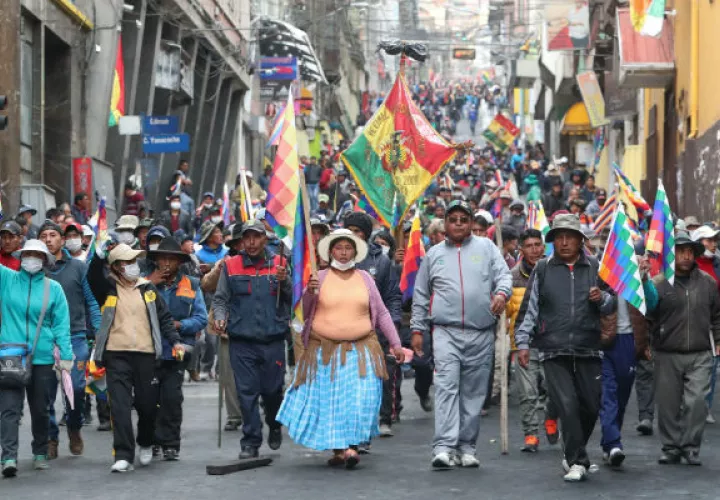 Cientos de simpatizantes del expresidente Evo Morales marchan en La Paz. Foto: EFE.
