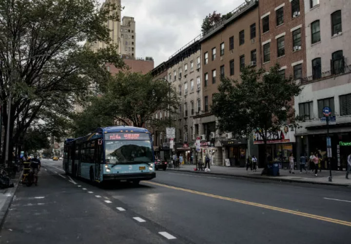 Los auto-buses ahora tienen 14th Street, una importante vía de Manhattan, para sí solos. Los viajes son mucho más rápidos. Foto/ Kirsten Luce para The New York Times.