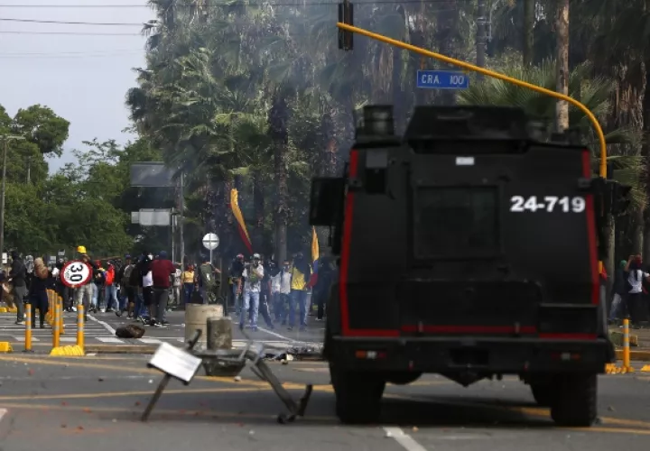 Grupos de manifestantes se enfrentan a la policía y al Escuadrón Móvil Antidisturbios (ESMAD), durante el Paro Nacional. FOTO/EFE