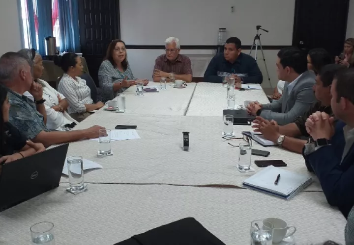  El contratista que se gane la licitación deberá tener experiencia como contratista en la construcción de por lo menos dos obras similares en naturaleza y magnitud en los últimos cinco años, entre otros requerimientos.