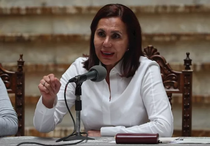 La ministra interina explicó que, con base en la Convención de Viena sobre relaciones diplomáticas, esta figura se da "cuando el Estado anfitrión o receptor encuentra que estos funcionarios diplomáticos han violado las normas de la diplomacia por diferentes motivos y se los declara personas no gratas".