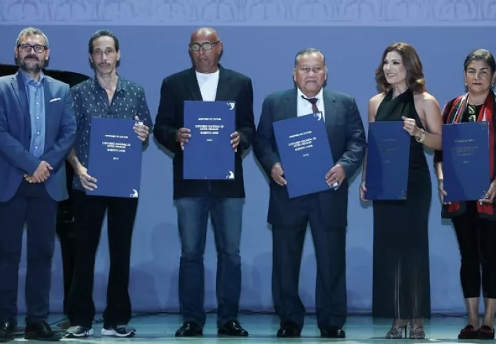 Ganadores de la Categoría Escultura junto a miembro de MiCultura. Foto: Cortesía