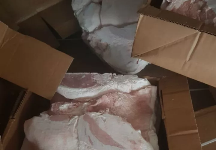 Declaración fraudulenta ya que declaran que era tocino cuando en realidad era carne de cerdo.