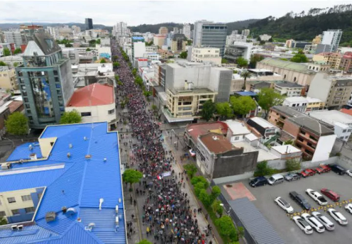 Desde hace varios días miles de chilenos salieron a las calles a protestar por la desigualdad que se registra en el país. EFE