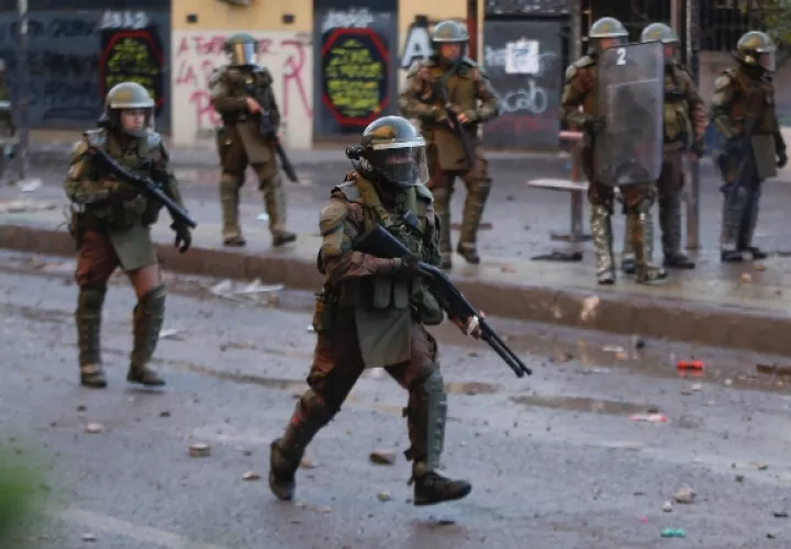  Carabineros se enfrentan a manifestantes durante una nueva jornada de protestas en la Plaza Italia, rebautizada popularmente como "Plaza Dignidad", en Santiago (Chile). FOTO/EFE