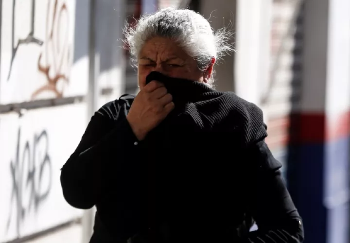  Transeúntes se protegen de los gases lacrimógenos durante manifestaciones en el centro de Santiago (Chile). Hemorragias nasales, conjuntivitis, dermatitis o tos aguda. FOTO/EFE