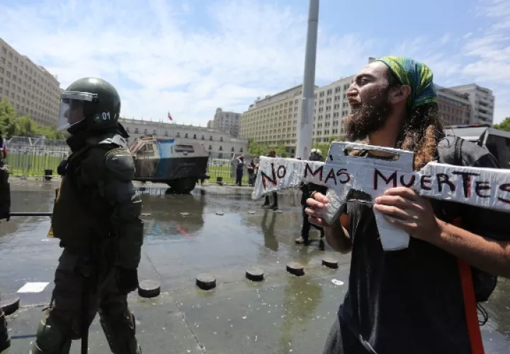 Miles de chilenos clamaron por el blindaje y la mejora de derechos básicos, como educación, sanidad o pensiones, en el marco de una masiva huelga general secundada de forma masiva en ciudades de todo el país.FOTO/EFE