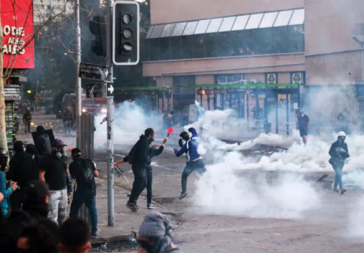  Los saqueos a los supermercados y al comercio, por los que el Ministerio del Interior ha interpuesto 175 querellas solo en la capital. Y un cuarto: las manifestaciones pacíficas —las más multitudinarias—, que una semana después de la explosión social reunieron a 1,2 millones de personas en el corazón de la capital.