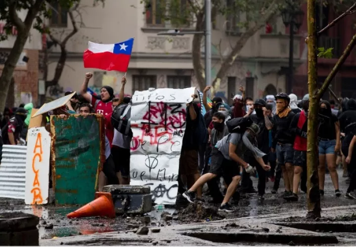   Protestas en las calles de Chile para pedir derechos básicos garantizados. Foto/EFE