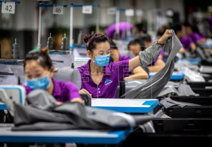 Las exportaciones de China denominadas en yuanes aumentaron un 2.1%, mientras que las importaciones se redujeron en un 3.5%. Foto/EFE