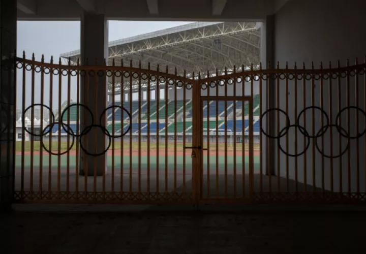 Ruzhou, China, pagó grandes proyectos con ayuda del Gobierno. Luego se acabó el dinero, Un estadio allí. Foto/ Gilles Sabrié.