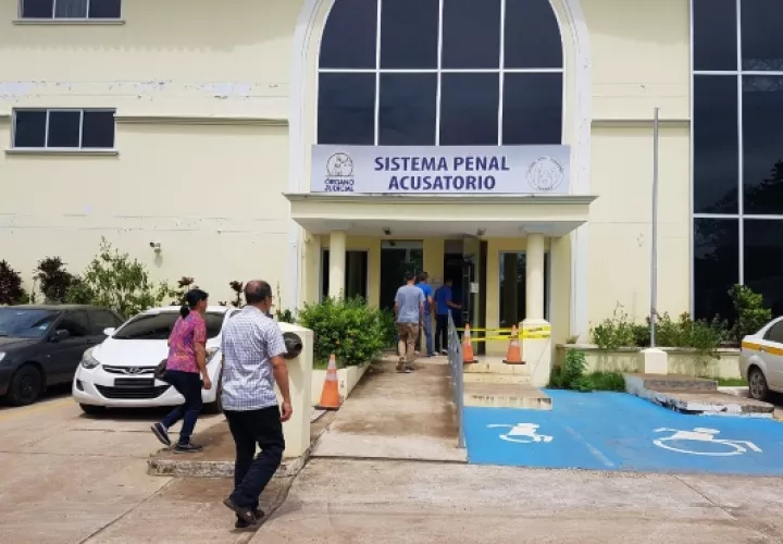 Durante la audiencia el Ministerio Público informó que en el mes de enero del 2019, el imputado agredió a su pareja en la residencia ubicada en el sector de Pedregal distrito de David,