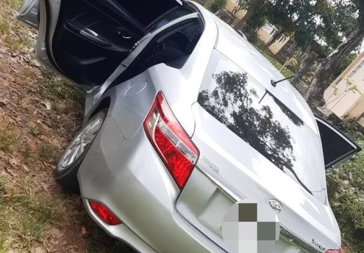 Abandonaron un auto sedán para escapar de las autoridades