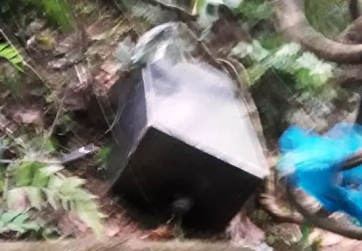 Los ladrones también cargaron con la caja fuerte, pero por la desesperación de escapar de las autoridades la abandonaron. Foto/Policía Nacional