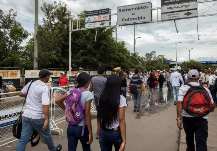 Las personas aprovecharon el día de ayer para cruzar la frontera ante el anuncio de cierre. EFE