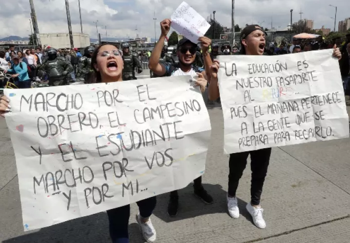 Manifestantes gritan consignas contra el gobierno. Estudiantes y trabajadores colombianos tomaron este jueves las calles del país para protestar contra la política económica y social del presidente Iván Duque en una jornada que prácticamente paralizó el comercio y el tráfico en las avenidas. FOTO/EFE