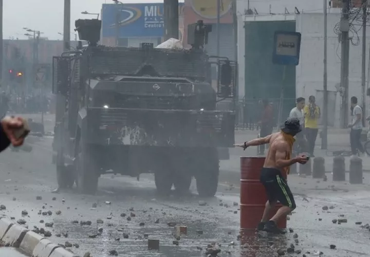  Numerosas protestas pacíficas se han llevado a cabo, pero la aparición de vándalos encapuchados ha provocado enfrentamientos con la Policía en varias ciudades, lo que ha causado la muerte de al menos tres personas y decenas de heridos, entre ellos agentes del orden.
