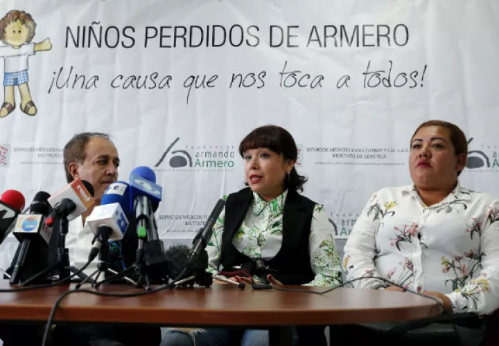 Las hermanas Jenifer de la Rosa Martín (c) y Ángela Johana Rendón Mercado (d), luego de confirmarse el parentesco por ADN, en Bogotá. Foto: EFE.