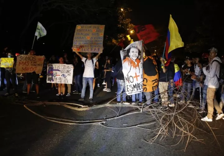 Cientos de personas participaron de una marcha en rechazo a la muerte del estudiante Dilan Cruz durante choques con la policía antidisturbios, en Medellín. FOTO/EFE