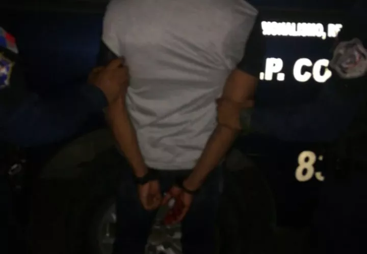 El detenido fue herido en la muñeca y al momento de revisarlo portaba armas y municiones. Foto/Diómedes Sánchez