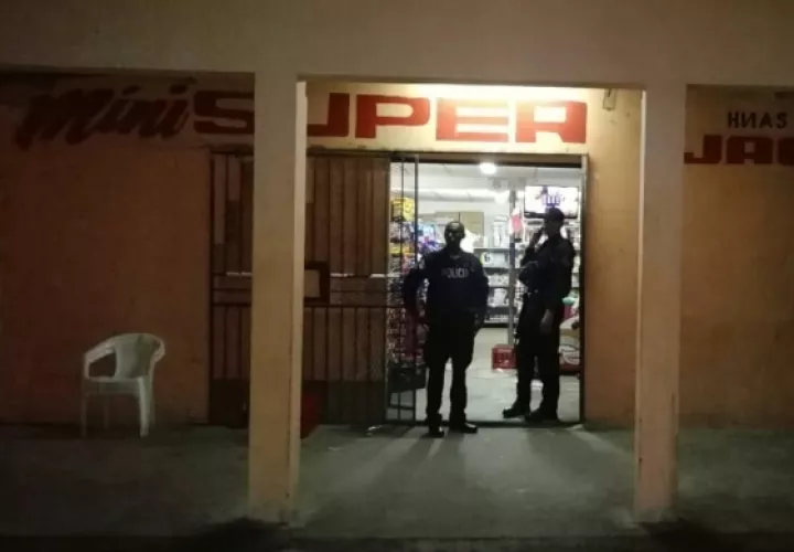 Los dueños del local se defendieron y lograron herir a uno de los asaltantes en el área del abdomen. Foto/Diómedes Sánchez