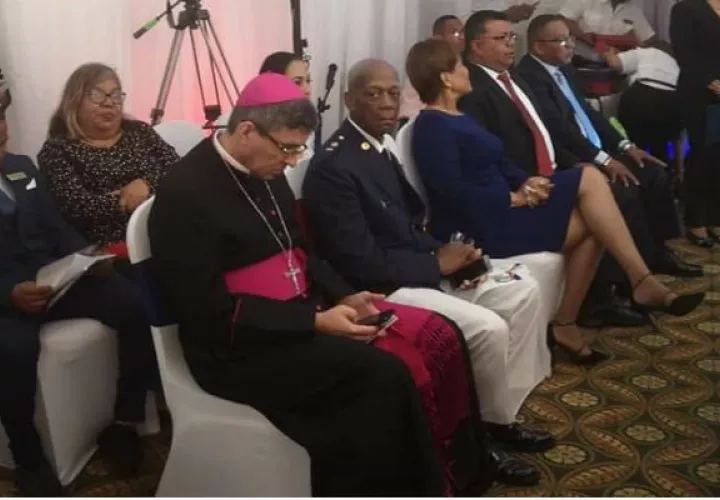 Agregan que ni siquiera se advirtió al Obispo que no realizará la invocación religiosa, que previamente la habbía sido solicitada.