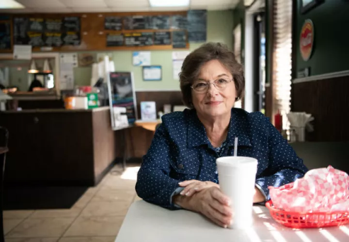 Deborah Stephens, de 64 años, perdió 30 kilos tras la muerte de su esposo. Foto/ Sean Rayford.