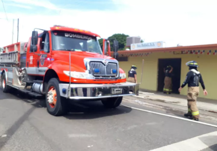 Dos carros de extinción y una ambulancia, trabajaron en el sitio, donde se evaluaron a dos personas. Foto: Thays Domínguez.