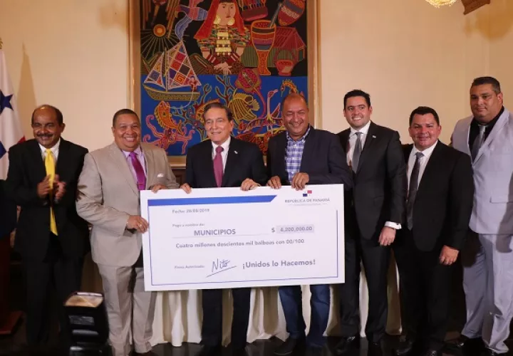 Última entrega de fondos a alcaldes y representantes. Foto de Twitter