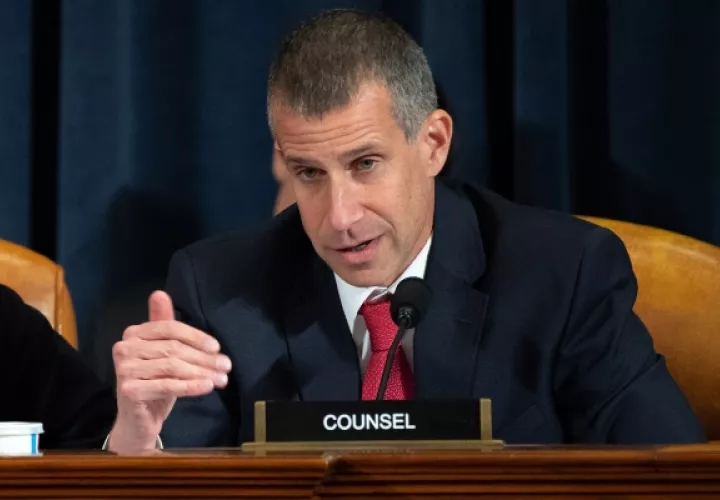 El consejero republicano Stephen Castor hace preguntas a los testigos, el embajador de Estados Unidos en Ucrania William Taylor y el subsecretario adjunto George Kent durante las primeras audiencias públicas celebradas por el Comité Selecto Permanente de Inteligencia de la Cámara como parte de La investigación de juicio político al presidente de los Estados Unidos, Donald Trump. FOTO/AP