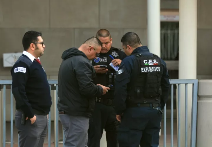  En el sitio trabajan personal de Seguridad Pública Municipal y Bomberos para resguardar la zona, mientras agentes de Operativos Especiales realizan el protocolo que corresponde a estos casos. FOTO/EFE
