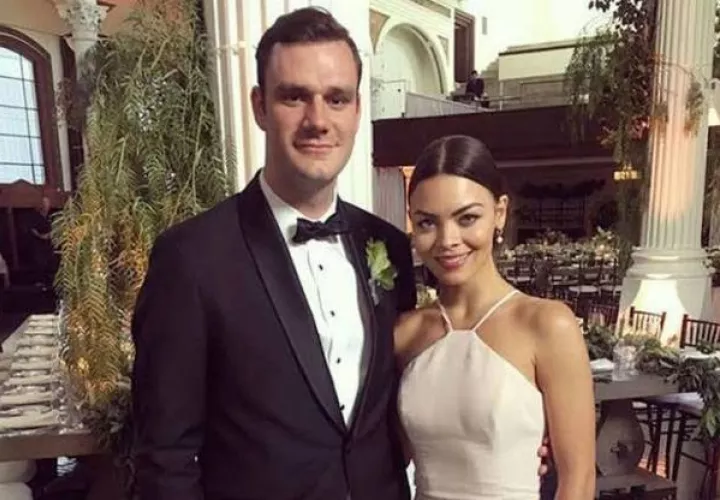Cooper Hefner y su esposa.