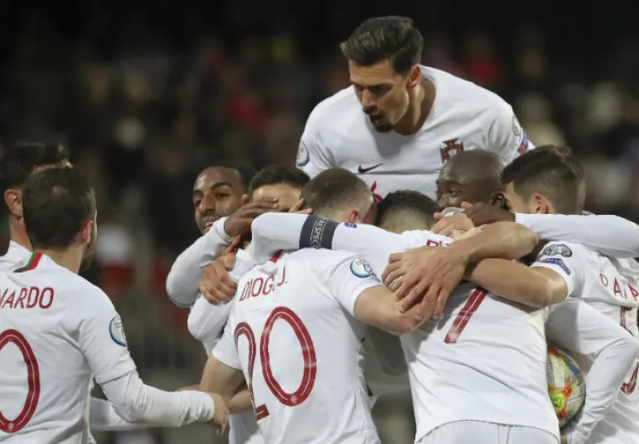Portugal clasifica al torneo europeo. Foto AP