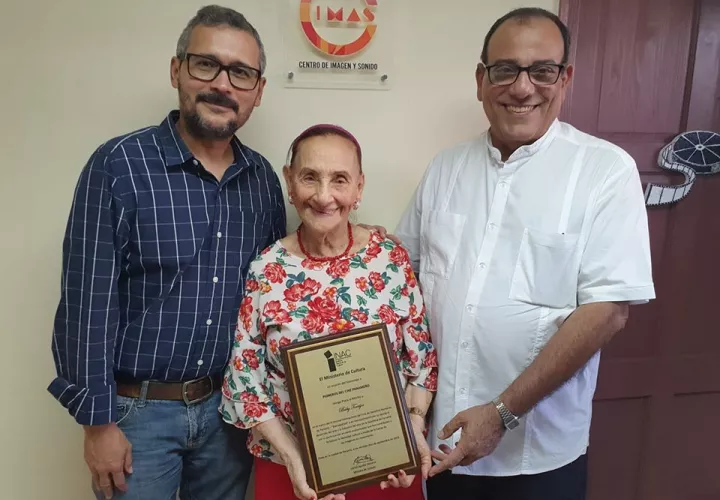 Daniel Domínguez, la Baby Torrijos y Edgar Soberón Torchía durante el acto de reconocimiento a la actriz, directora y productora de cine y teatro. Foto: Facebook