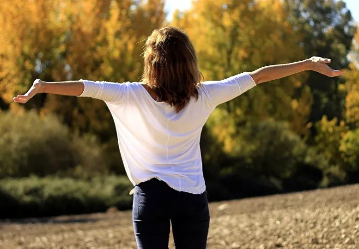 Pensar en positivo no es tarea fácil cuando se pasa por momentos difíciles, pero ayuda a superarlos y ver el futuro con otros ojos. Foto: Pixabay 