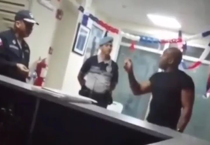 El diputado Jairo "Bolota" Salazar (dcha.) discute con un subcomisionado de la Policía Nacional, en el cuartel Altos de Los Lagos, en Colón.