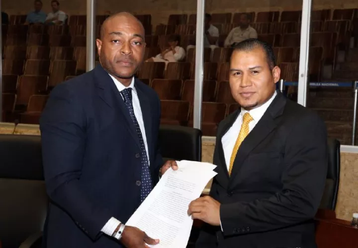 El diputado Jairo "Bolota" Salazar (izq.) irrespetó a unidades de la Policía Nacional el pasado 10 de noviembre, en Colón. Archivo