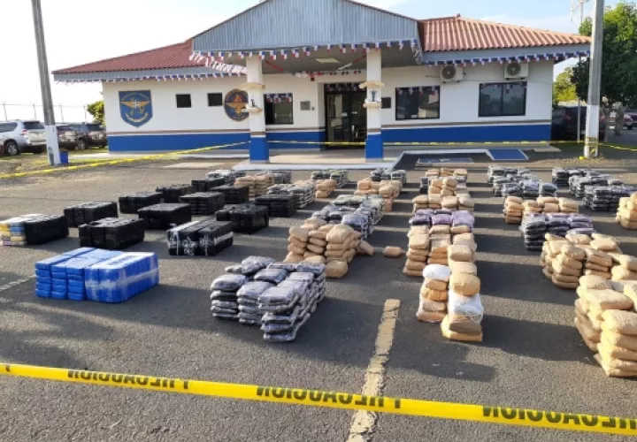 La droga fue trasladada hacia la base aeronaval de Mensabé, en Las Tablas, para su verificación y conteo, en coordinación con la Fiscalía de Drogas. Foto/Thays Domínguez
