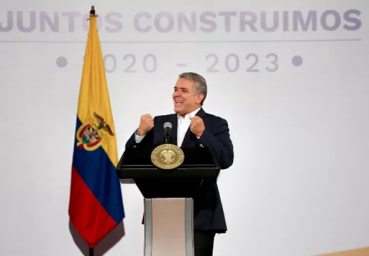 En la misma cuenta fueron escritos al menos cinco mensajes del mismo tono, con preguntas como "¿Te importa tu familia, Iván Duque? ¿Y los que murieron inocentemente no te importan?".