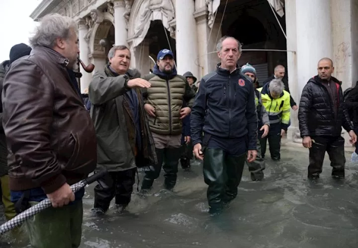 La Fenice, que data de 1792, esperaba inaugurar la temporada lírica el próximo domingo 24 con el "Don Carlo" de Verdi, aunque ha tenido que cancelar diversos ensayos desde el martes por los daños causados en el sistema eléctrico del centro.