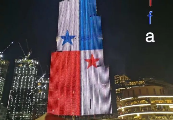 "El Burj Khalifa se ilumina con la bandera de la República de Panamá para expresar las felicitaciones de los Emiratos Árabes Unidos con motivo del Día Nacional de la República de Panamá", dijeron.