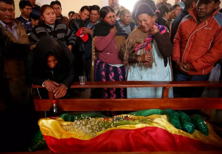 Familiares lloran junto al cuerpo de un hombre asesinado durante los enfrentamientos entre las fuerzas de seguridad y los partidarios del ex presidente Evo Morales. FOTO/AP
