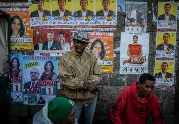 Un muro cubierto con pósters de la campaña en Antananarivo, Capital de Madagascar. Foto/ Finbarr O’Reilly.