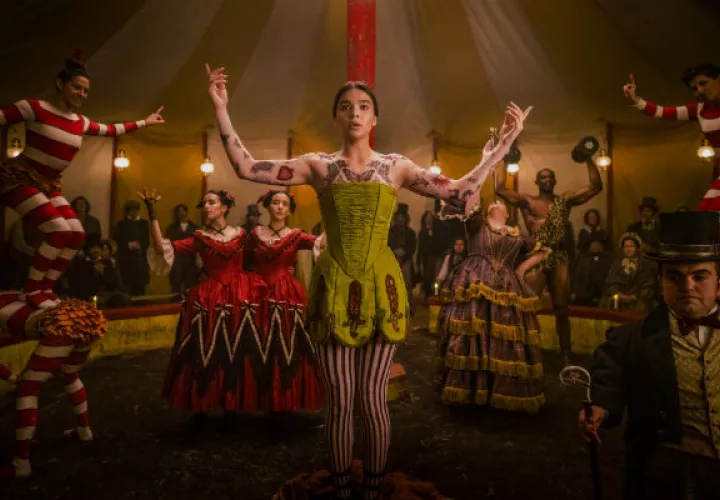 “Dickinson” es estelarizada por Hailee Steinfeld como una millennial rebelde que prueba el opio. Foto/ Michael Parmelee/Apple.