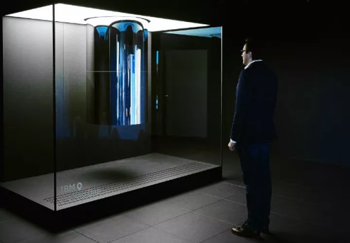 Dario Gil, jefe de un laboratorio de investigación de IBM en computación cuántica, junto a la IBM Q System One. Foto/ Misha Friedman para The New York Times.