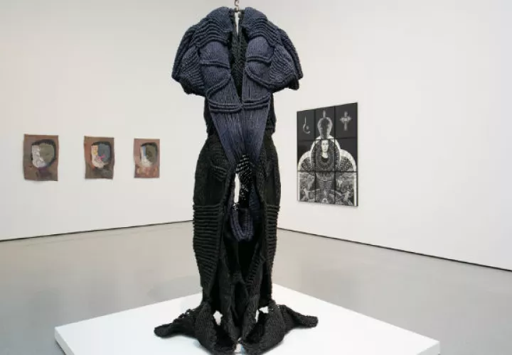 La escultura “Yakshi” de Mrinalini Mukherjee se halla entre obras de Geta Bratescu (izq.) y Zofia Kulik. Foto/ Jeenah Moon para The New York Times.